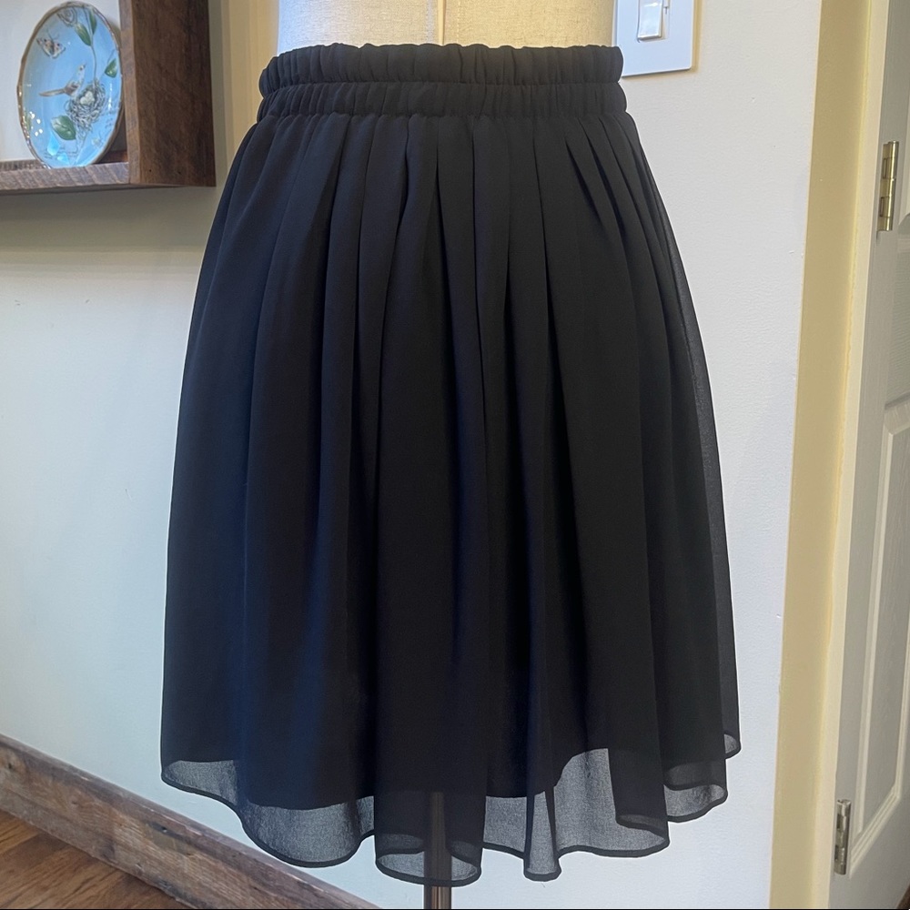 LOFT Medium Black Pleated Front/Back Elastic Wide Band Lined Skirt - Picture 5 of 12